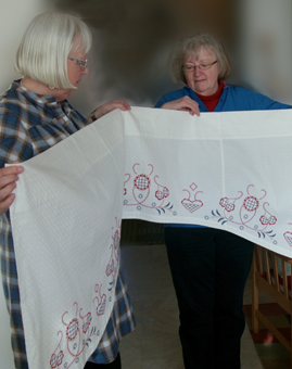 Inger Hallberg och Ann-Katrin Emanuelsson visar broderad gardin